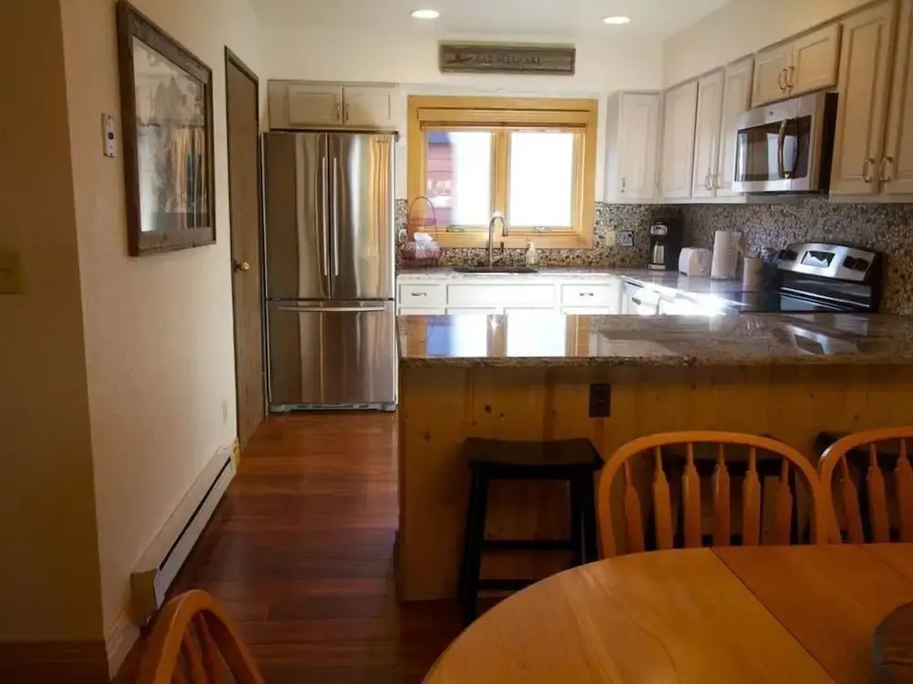 #1695 Winterpoint 2 Bedroom, 2.5 Bath, Walk to Snowflake Lift