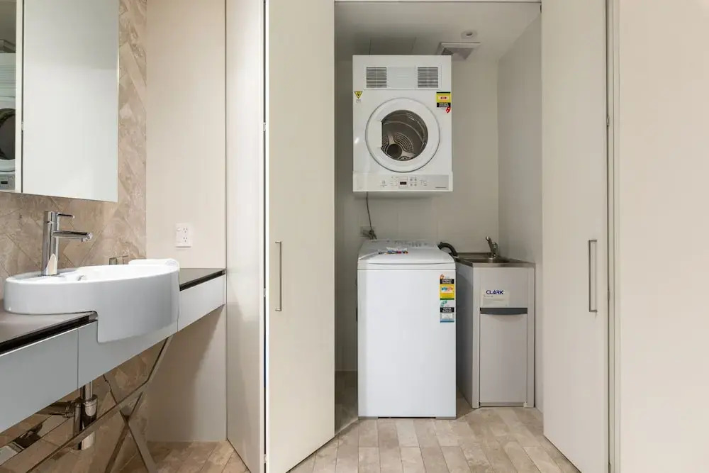 Modern 1-bed With Balcony in Surry Hills
