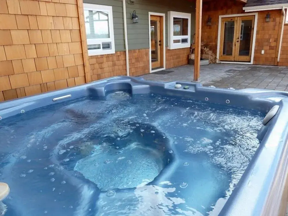 Spacious Five Peaks Home with Soaking Tub and BBQ by RedAwning
