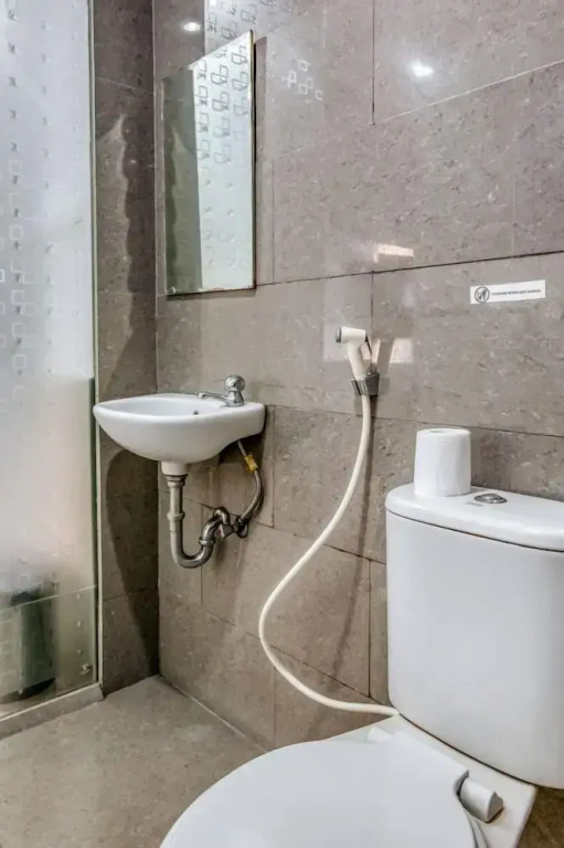 RedDoorz Plus near Mall Taman Anggrek 2
