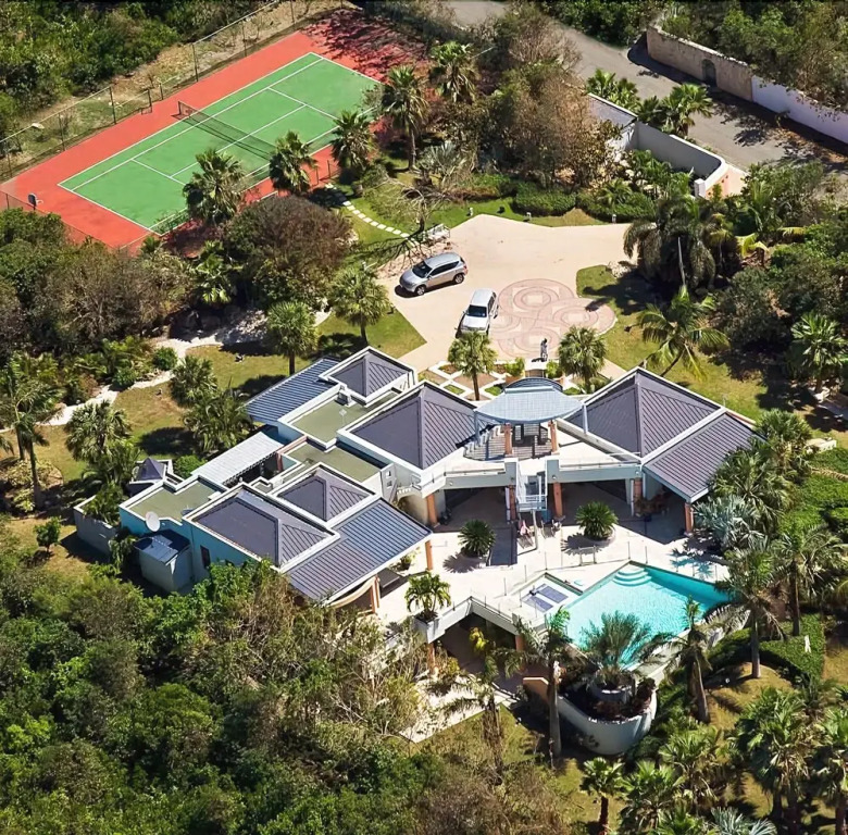 Exclusive Location, Heated Pool, Walk to the Beach, AC, Free Wifi, Concierge Services