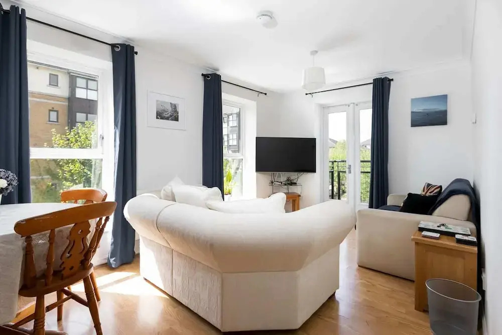 Modern 2 Bed, for up to 4, Excel/city Airport
