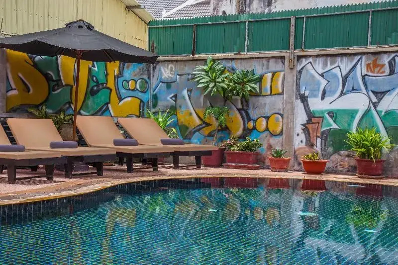 Side Walk Hotel