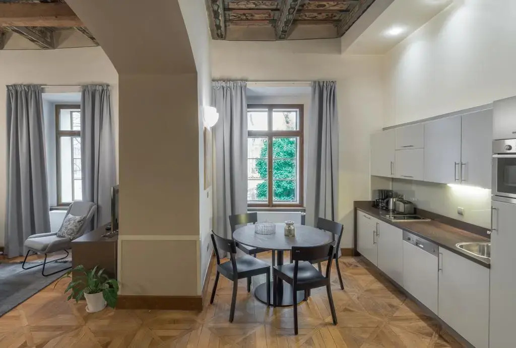 3 Epoques Apartments by Adrez