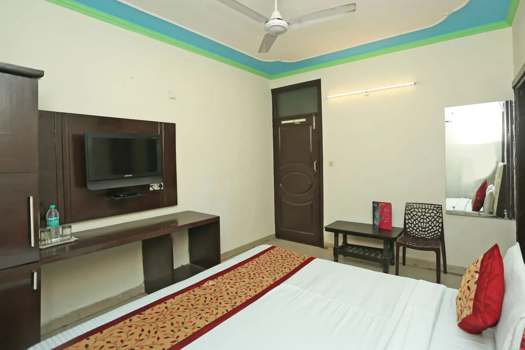 OYO 9726 Hotel Aura Palace Deluxe