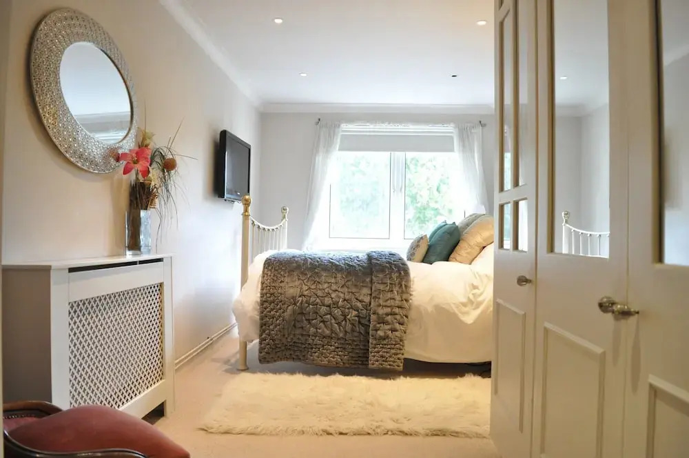 Bright 2 Bedroom Apartment With Balcony