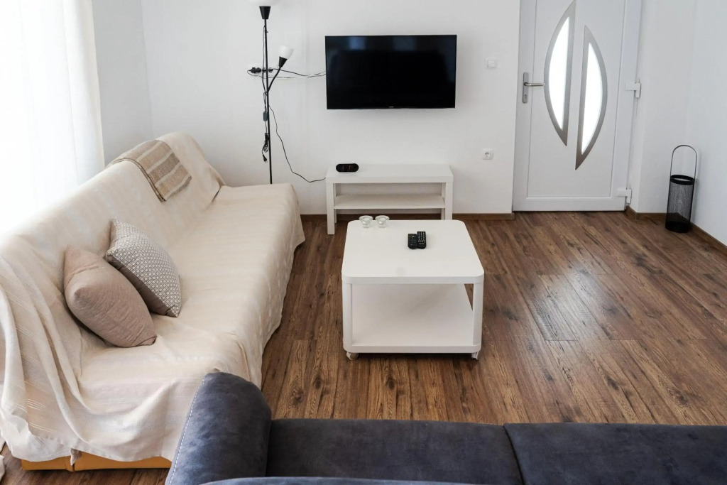 Station 22 - Brand new apartment with a terrace and private parking