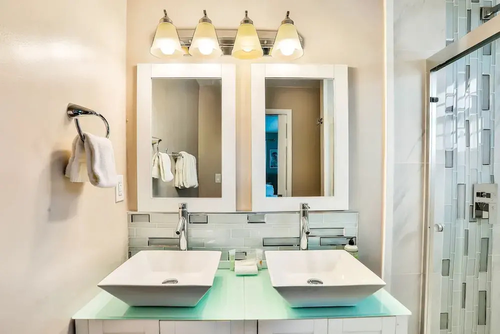 Home 1 Block From 2 Beaches W/private Pool, High-speed Wifi & Central AC