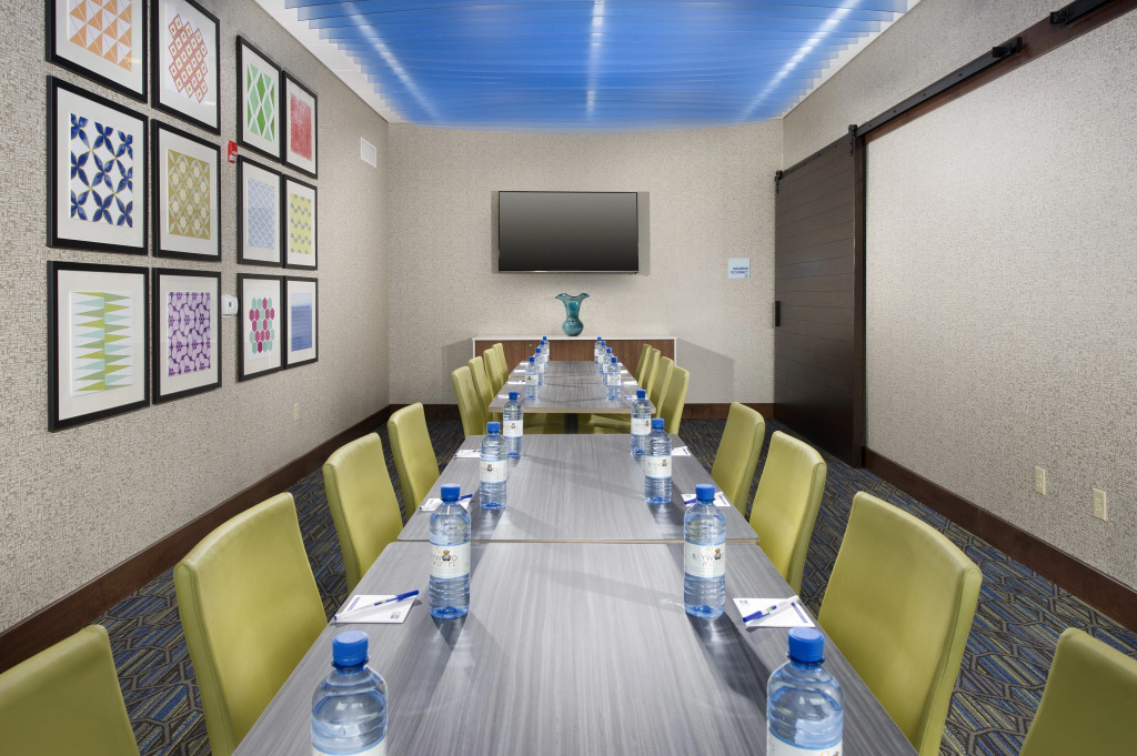 Holiday Inn Express & Suites Altoona by IHG