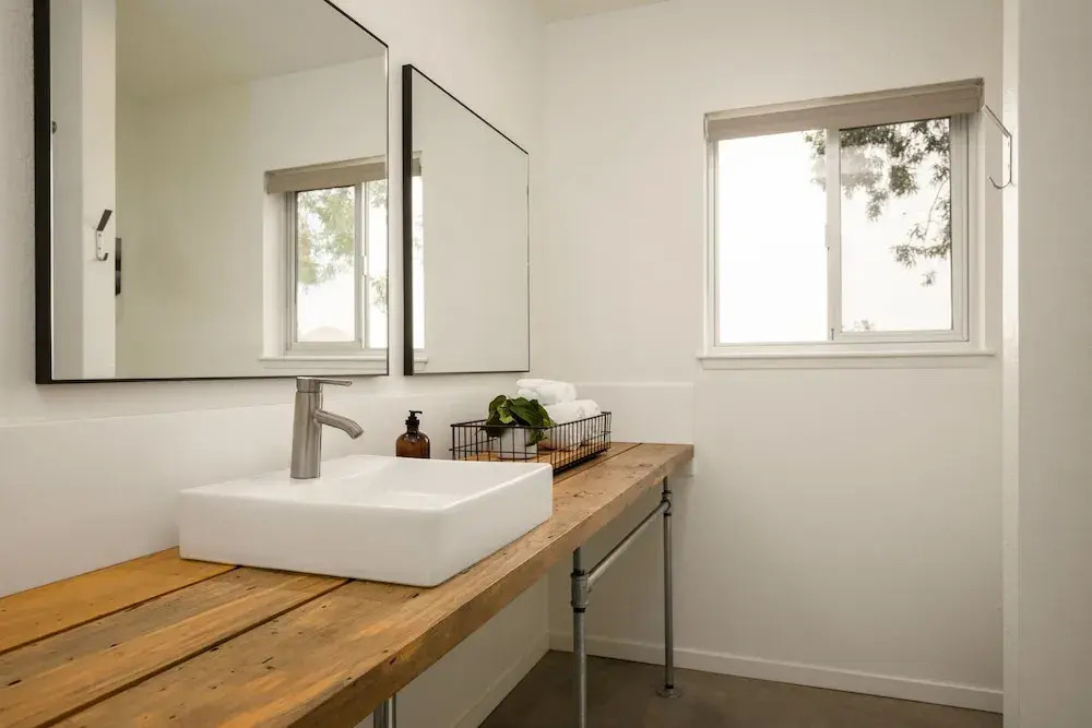 Smoketree by Avantstay An Oasis w/ Two Kitchens, Pool, Hot Tub & Air Streamer!