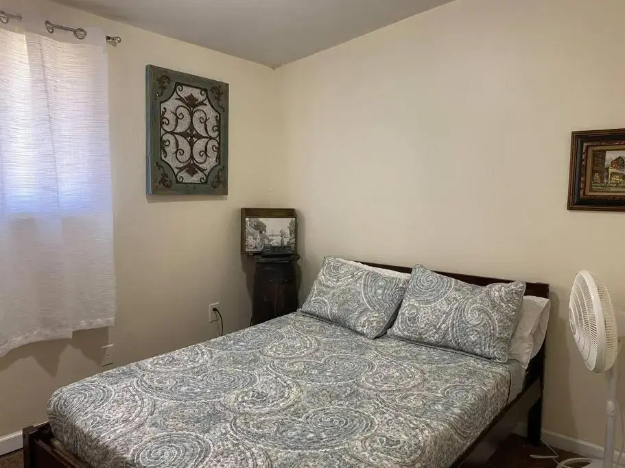 Pet Friendly Neighborhood home near Ft. Sill wagon wheel