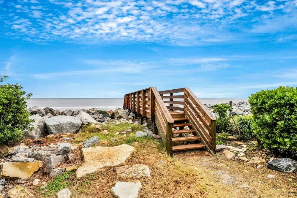 Golden Isles Getaway - Walk to the Beach