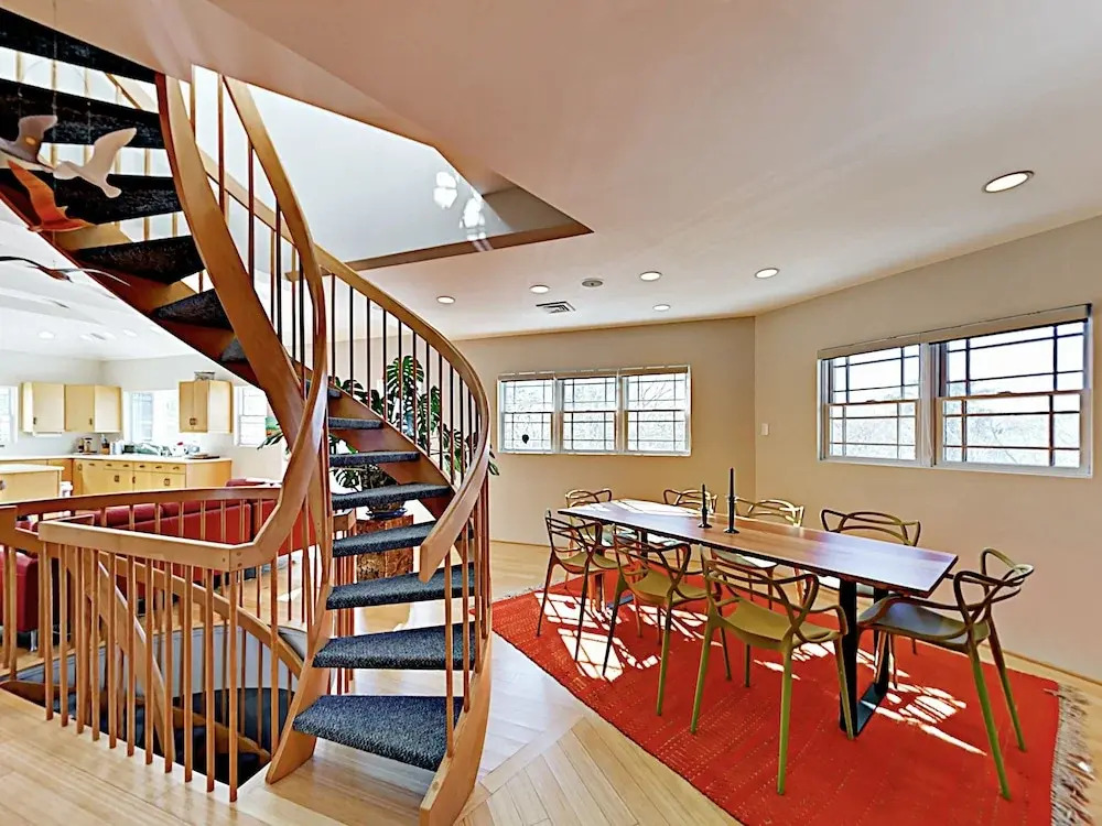 Iconic West End Home 2 Bedrooms 2 Bathrooms Home