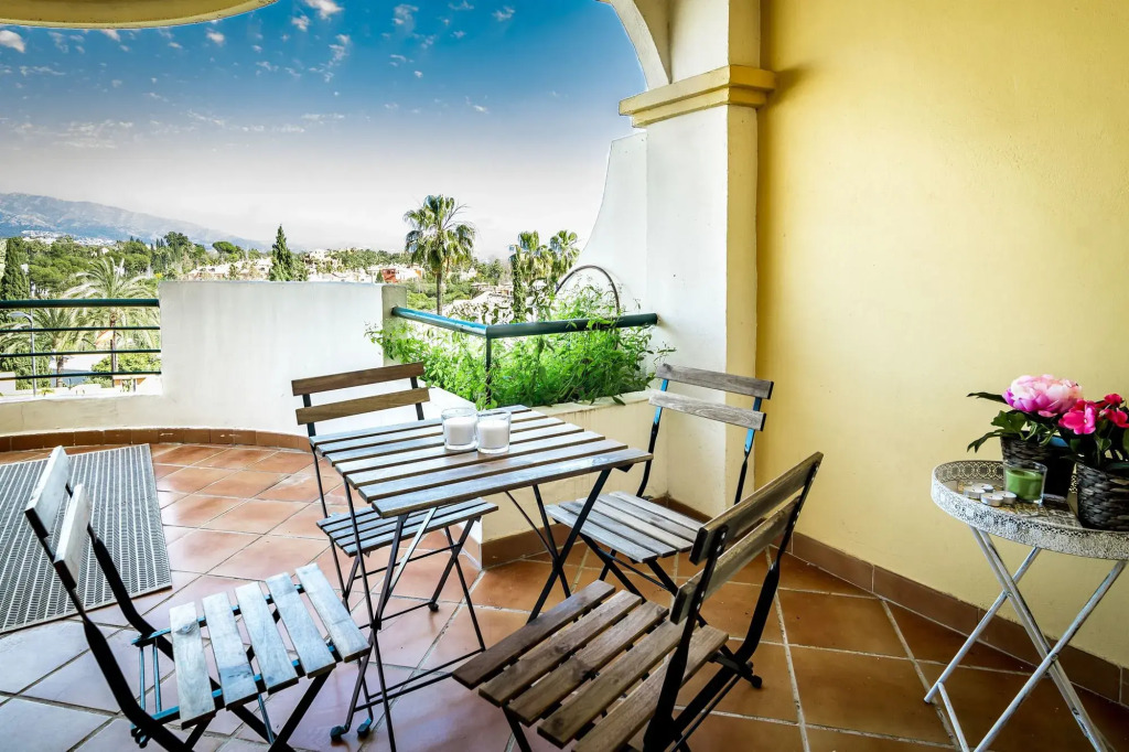 SAT1-walking distance to Puerto Banus