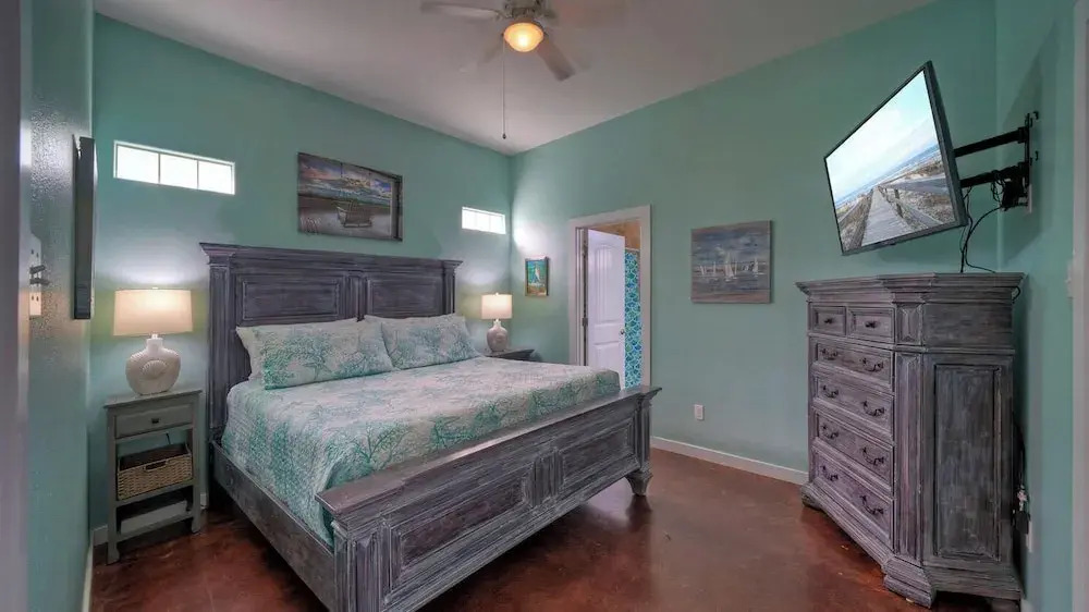 Sleeps 27 3 Homes Near the Beach, Pools, Dining & Entertainment by Avantstay