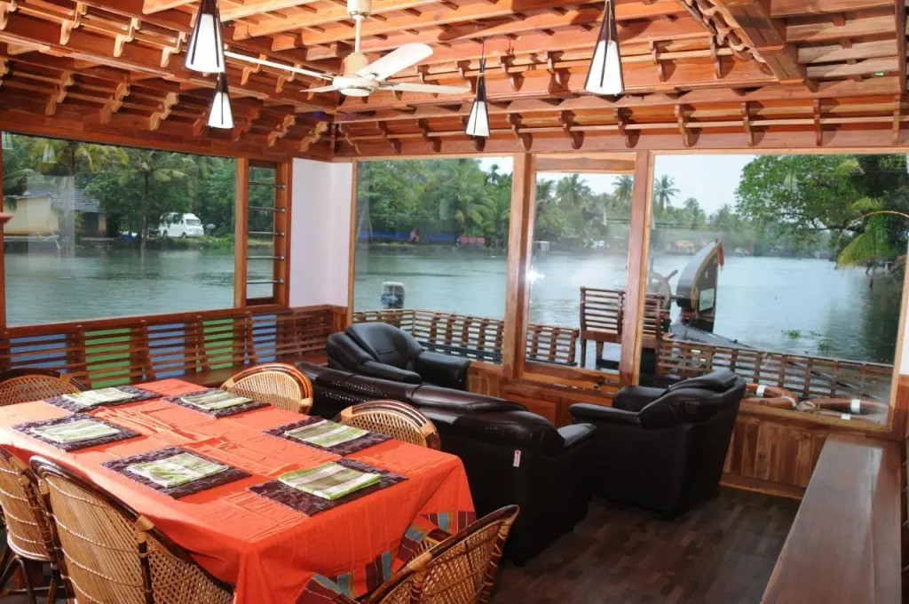Niche Stays Luxury Houseboats