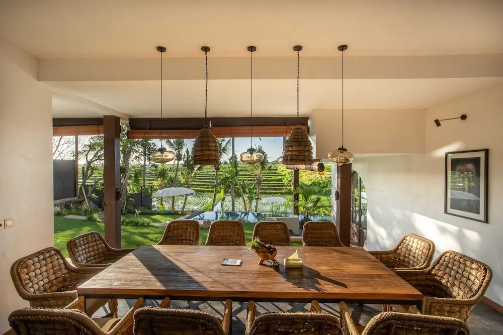 Majestic Private Villa, 6 BR, Canggu With Staff