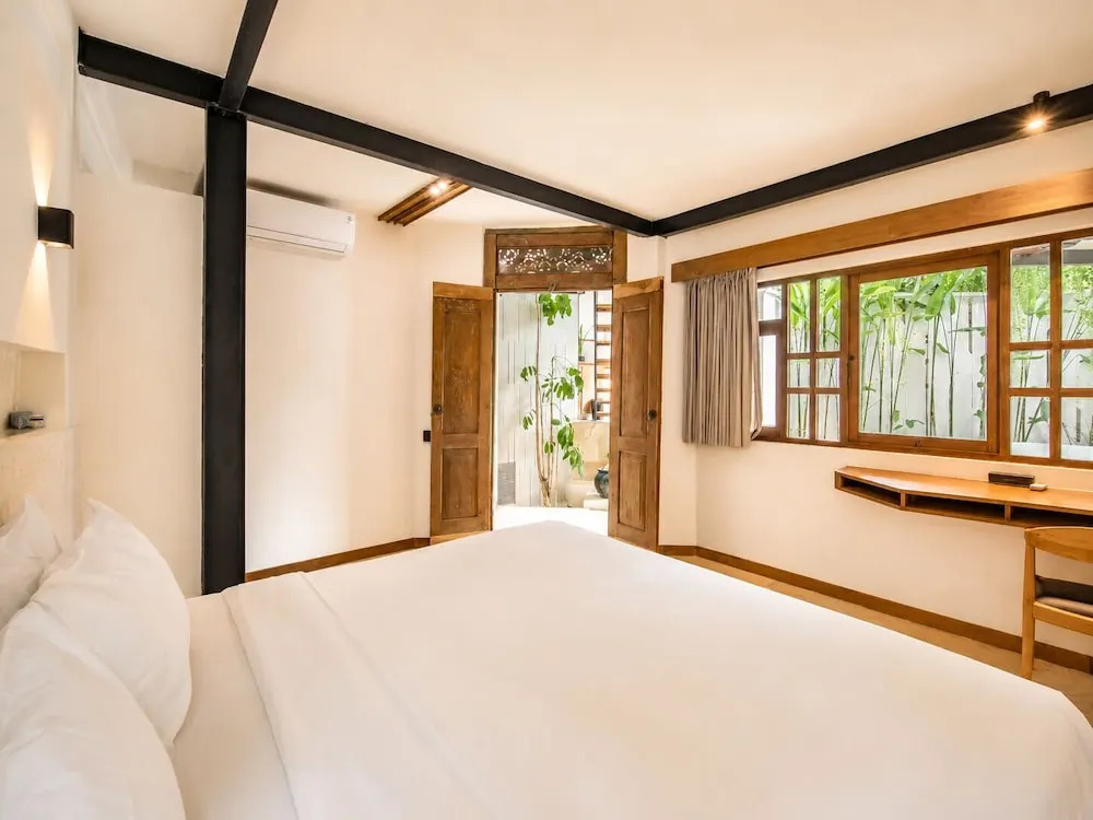 Modern 2-BR Art Deco Villa, 800m from the Beach