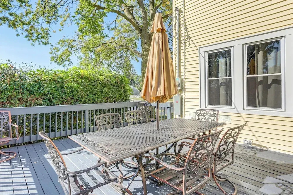 Walk to Port Clinton Lighthouse: Home w/ Deck