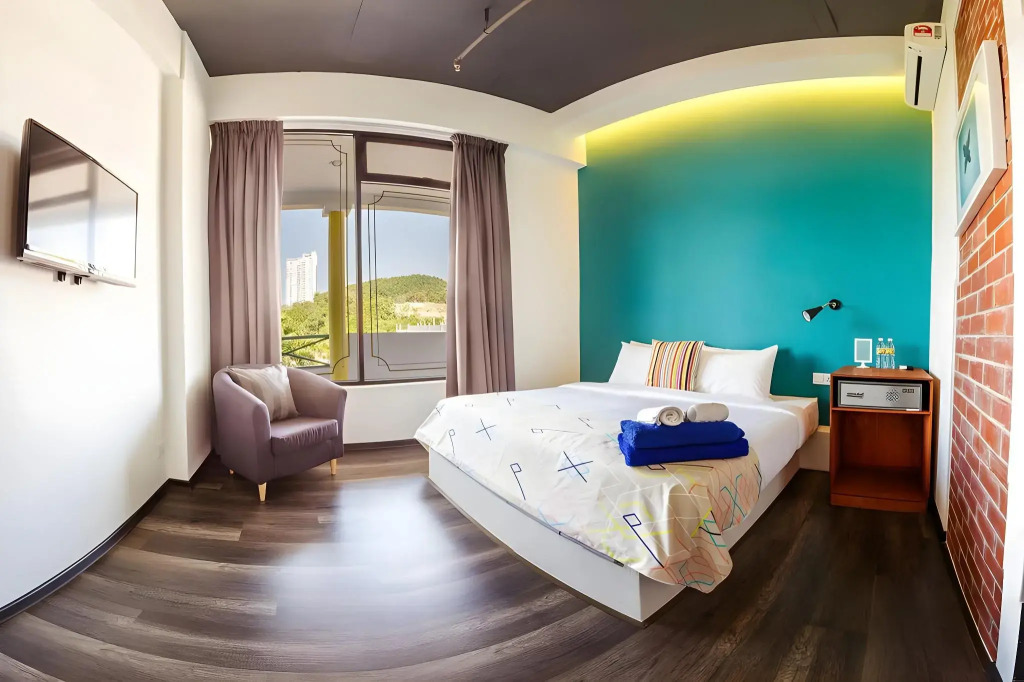 Roomies Suites