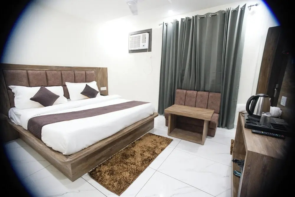 Hotel The Katra Avenue