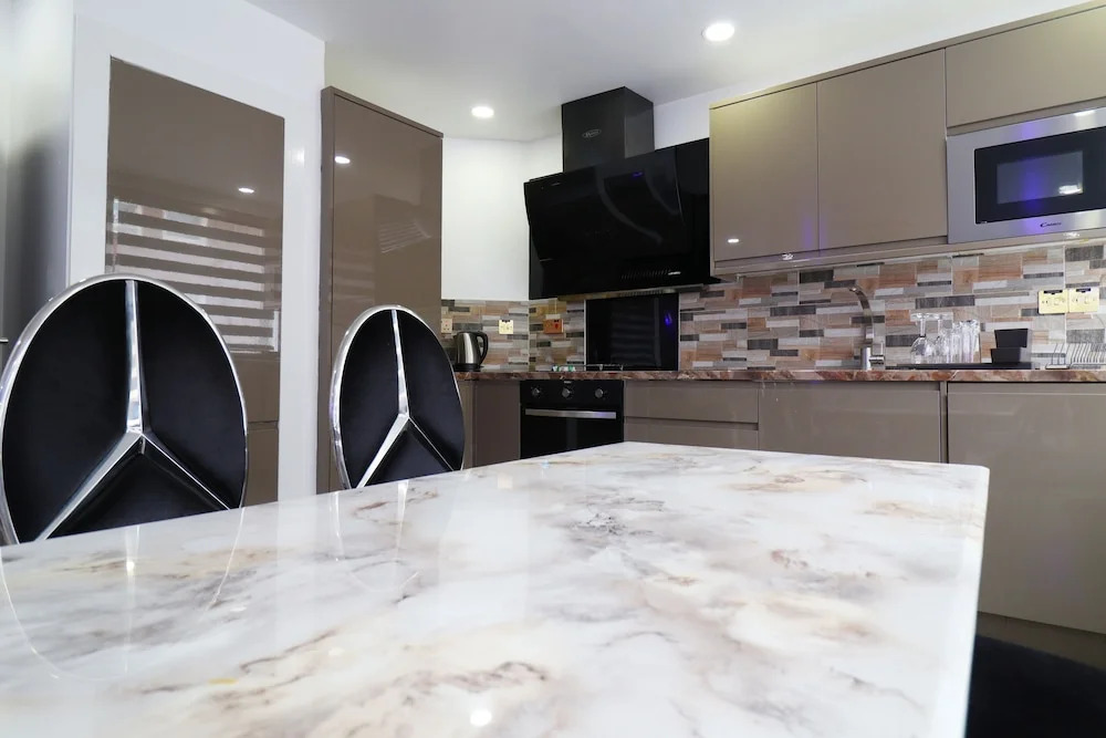 Queen Stay Apartments