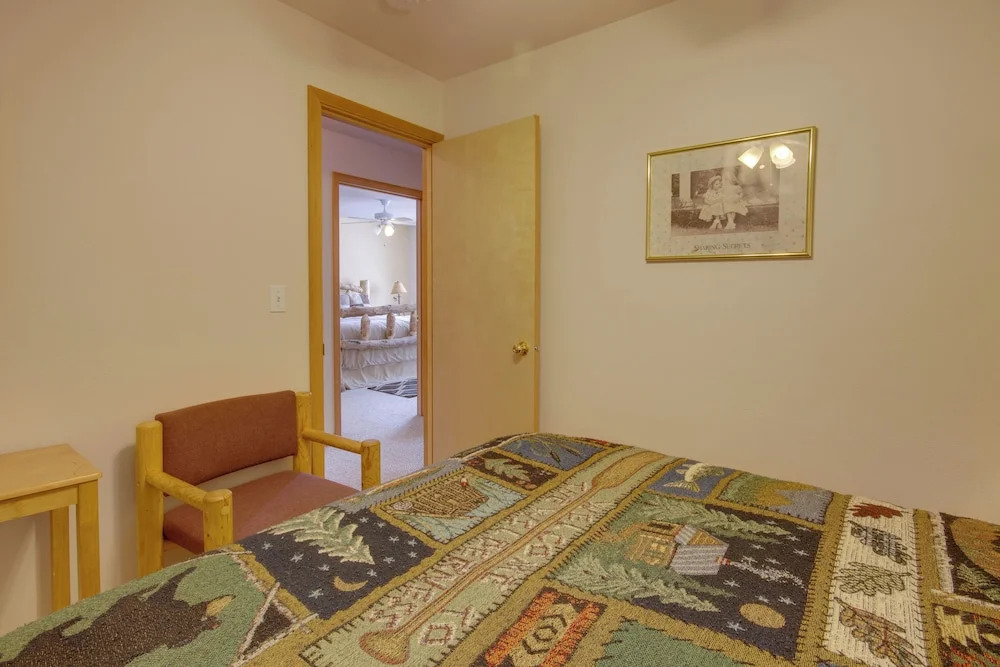 Condo in Cedar Creek w/ Shuttle to Big Sky Resort!