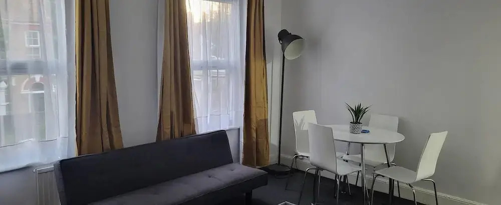 Cosy 2-bed Apartment - Sleeps 4 & Central