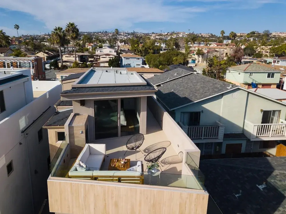 Iris by Avantstay - Modern Home w/ 3 Patios & Rooftop Views
