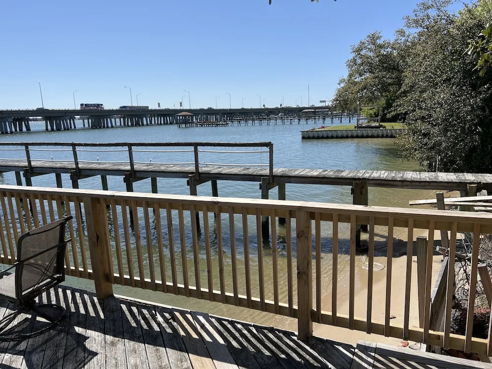 The Boat House - Water Front, Wifi, Pet Friendly 1 Bedroom Home by RedAwning