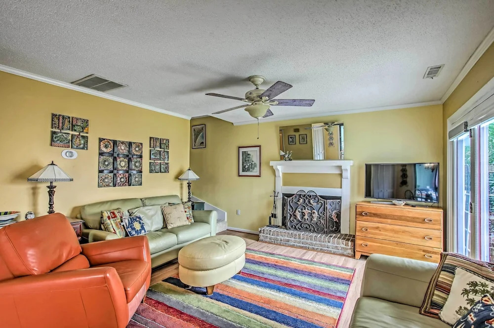 4 Mi to Barefoot Landing: North Myrtle Beach Home