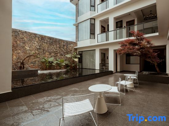 Nayinian Hotel