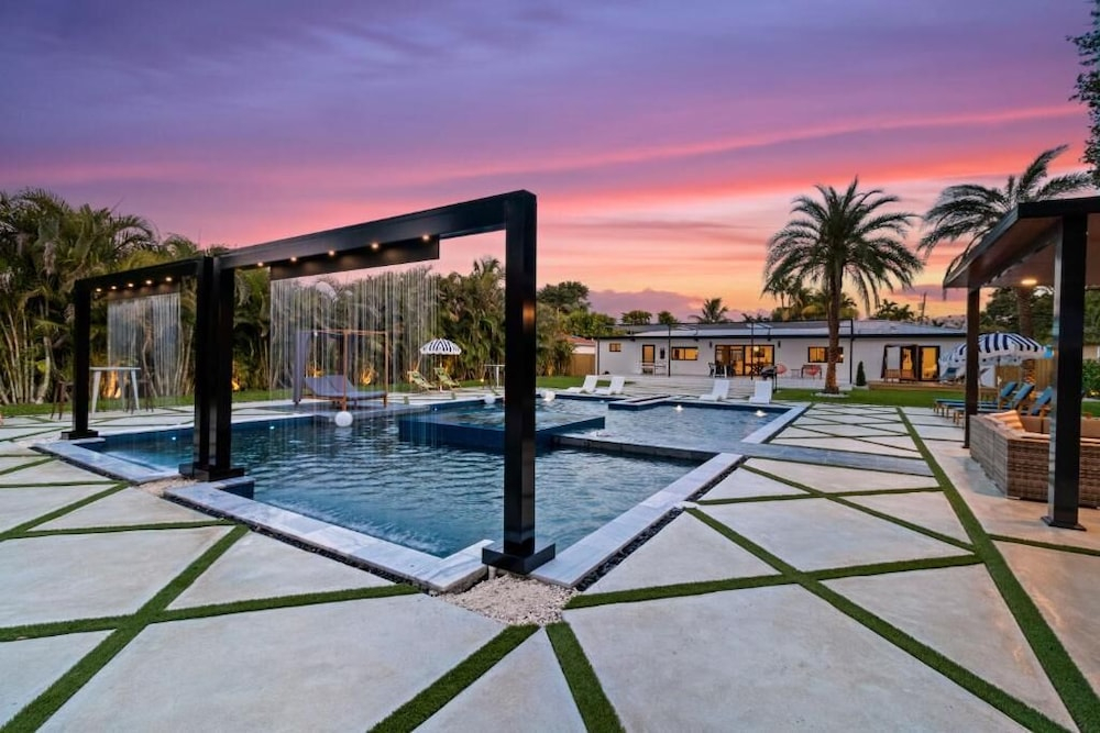 Epic Treehouse Villa - Pool - Jacuzzi - Pickleball