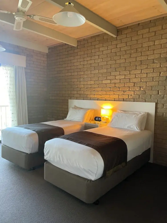 Lake Edge Resort