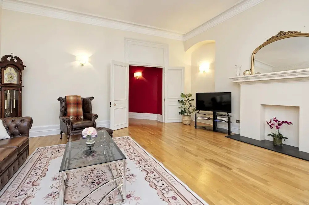 Historic Whitehall Flat in SW1 by Underthedoormat, London