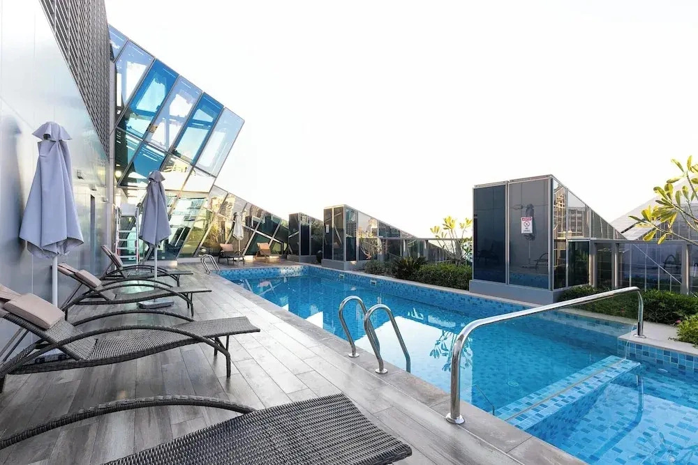 SIMPLY COMFORT Urban Chic Suites in J One Tower City & Canal Views