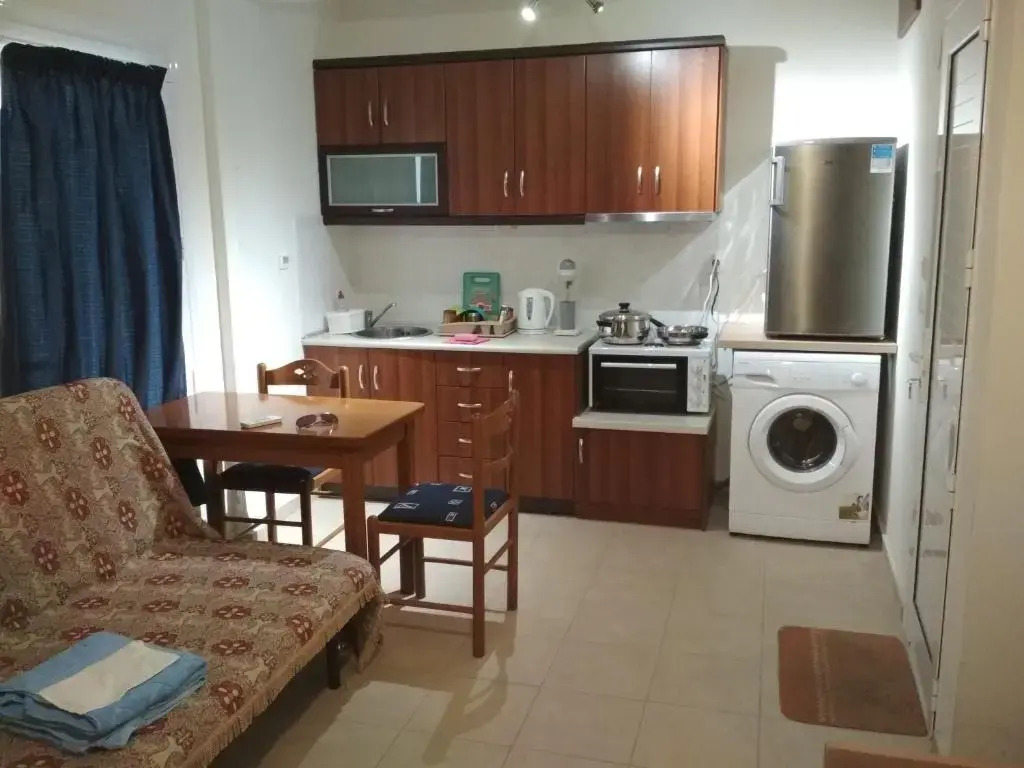 R.A.F. nice studio with garden& parking