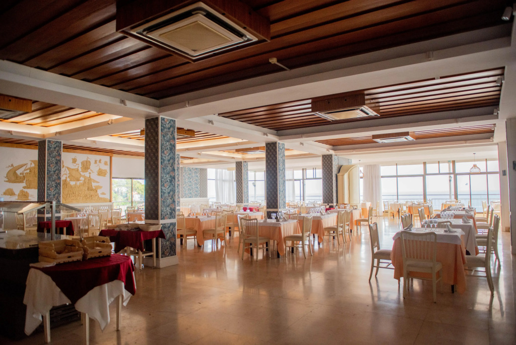 Hotel Roger de Flor by Seleqtta