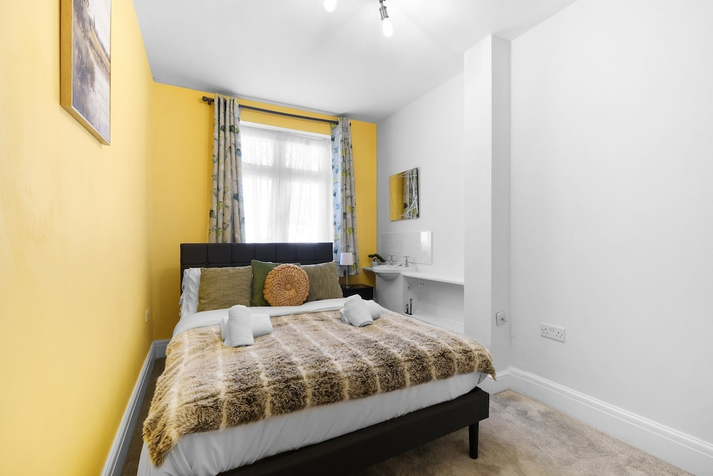 Spacious 5 Bedroom Family Home in Harrow