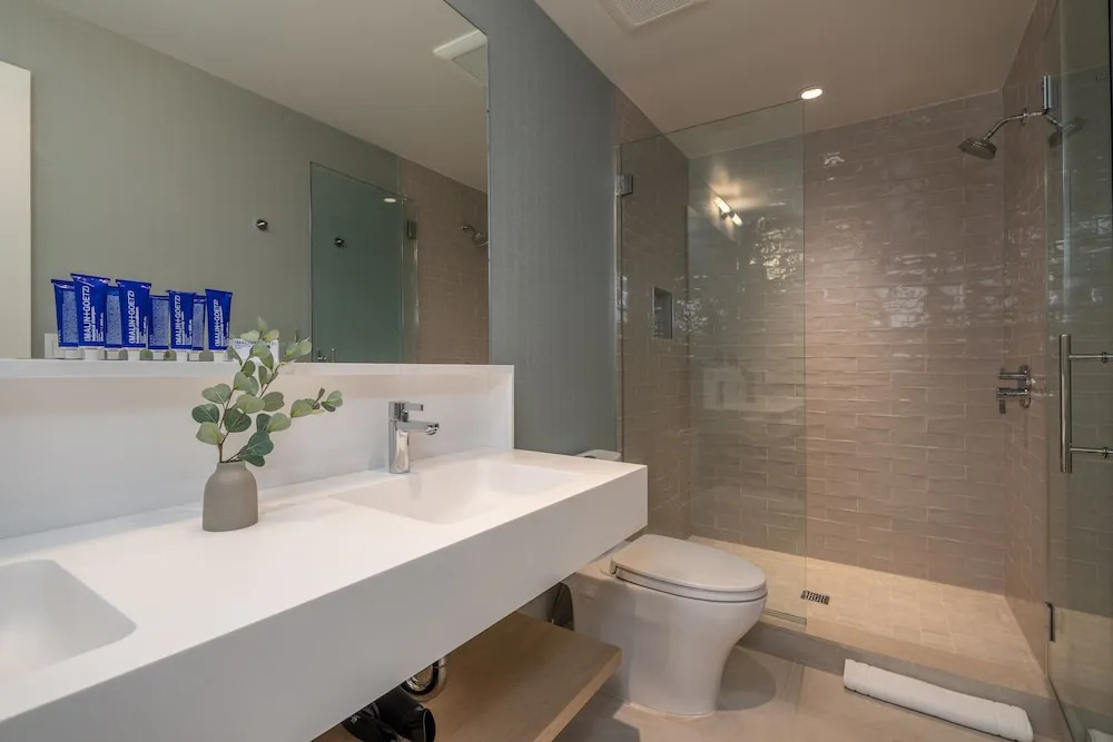The Shoals Suites & Slips