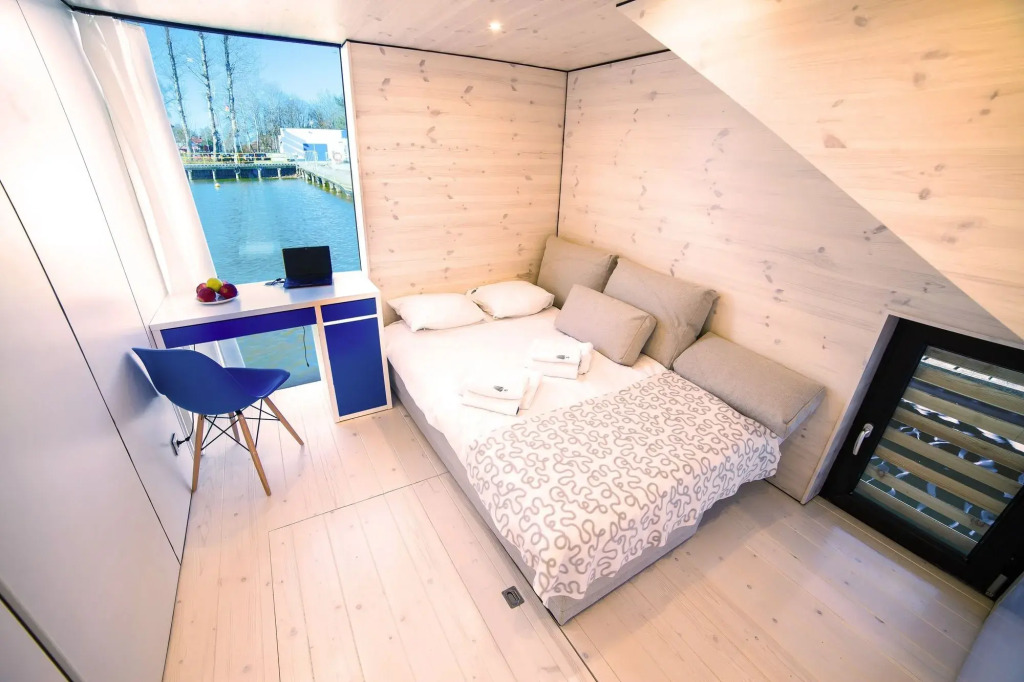 HT Houseboats