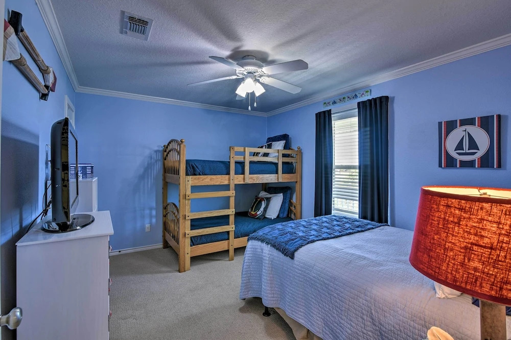 Walk to Galveston Beach: Coastal Escape w/ Yard