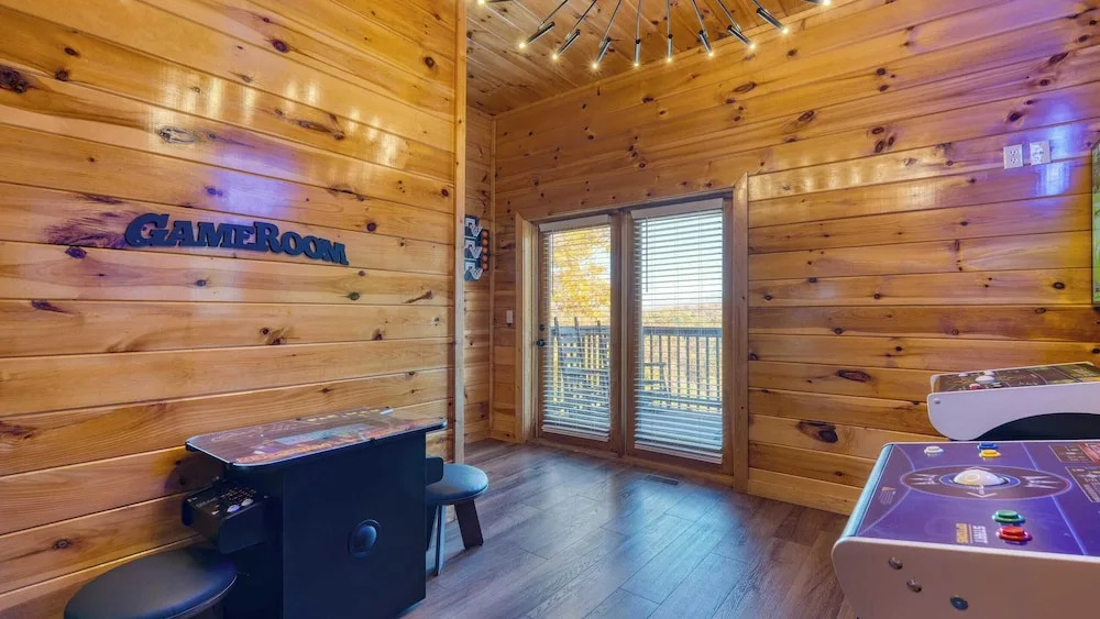 Game Room, Hot Tub & 3 Decks w/ Smoky Mountain Views Raccon Ridge by Avantstay