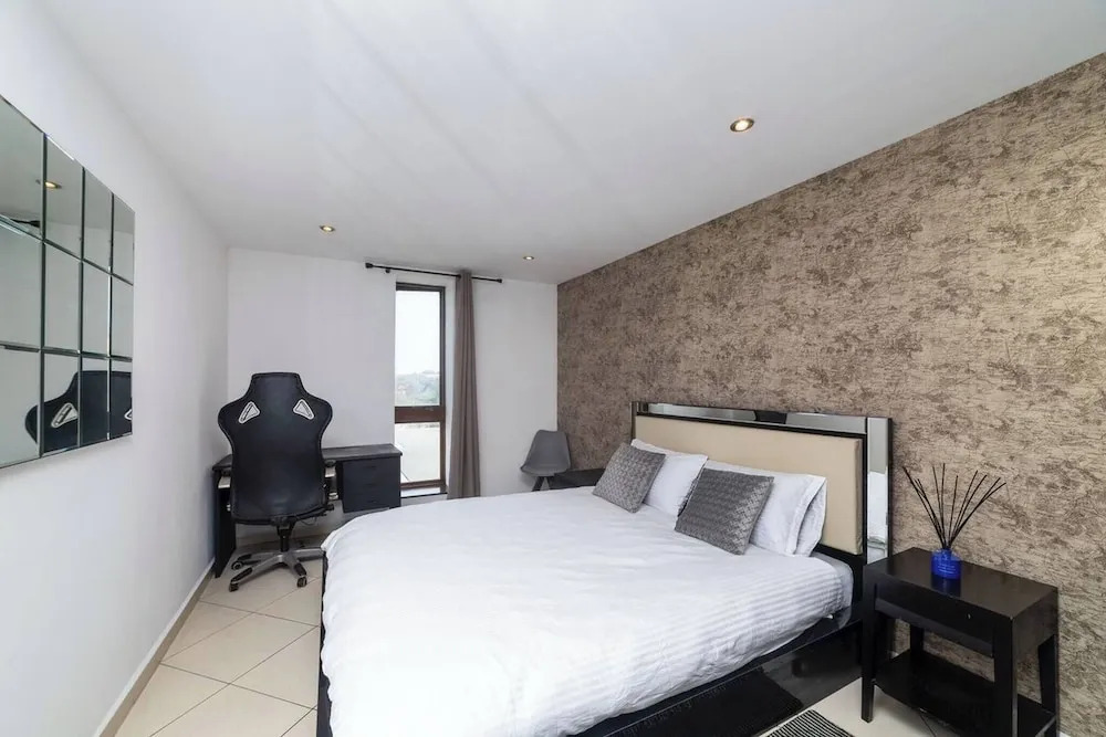 Modern 3BDR Apt at Villaggio - Rooftop Pool Skybar
