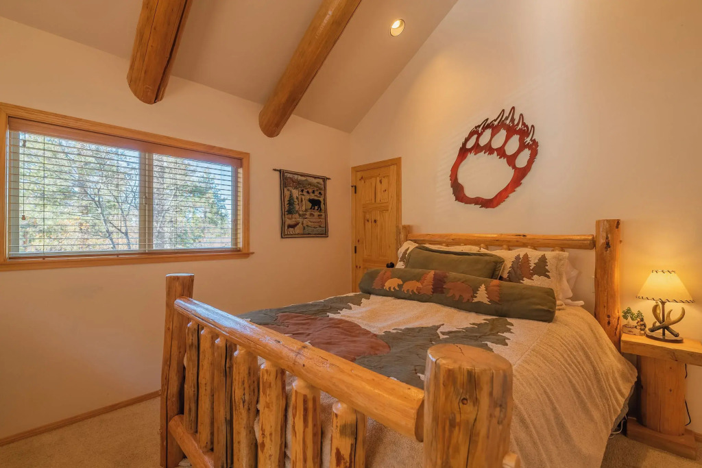 Bearfoot Bungalow - Premium and spacious home close to the National Forest and The Village