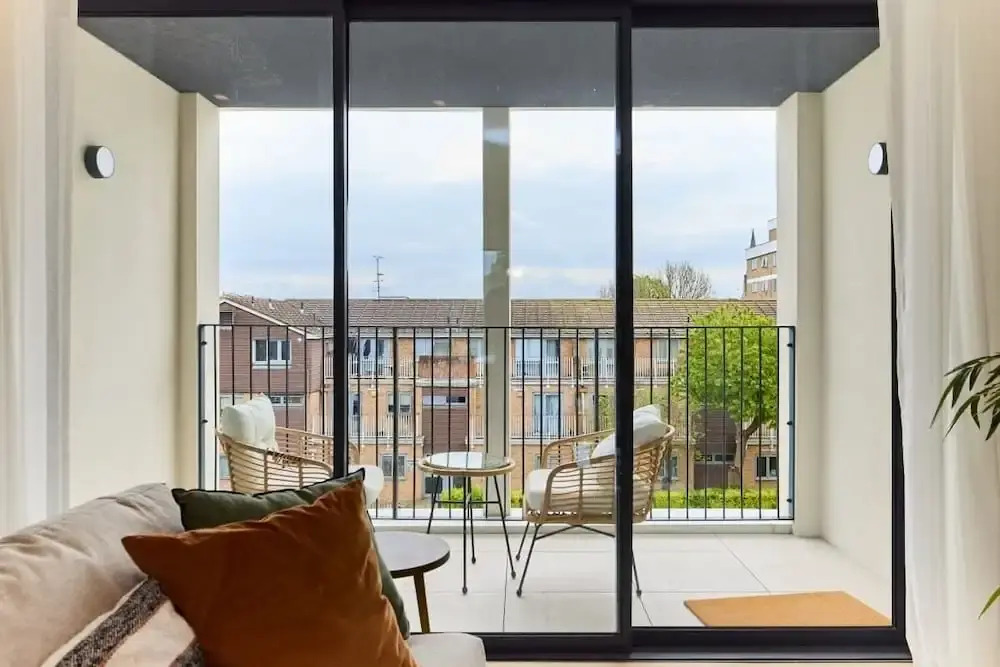 The Brondesbury Hideaway - Stylish 3bdr Flat With Balcony + Parking