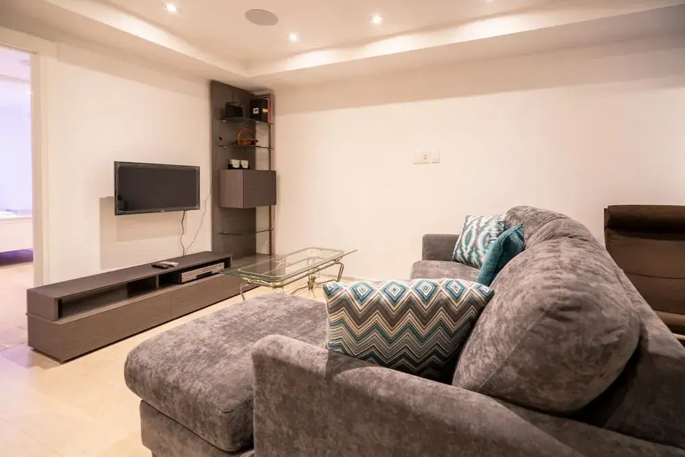Brand New Modern Unit With Easy Access to the City