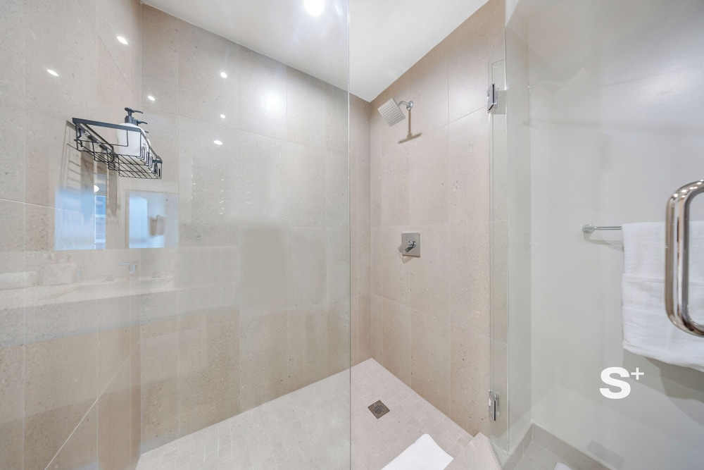 Modern Condo in DTW Miami - Gym & Pool