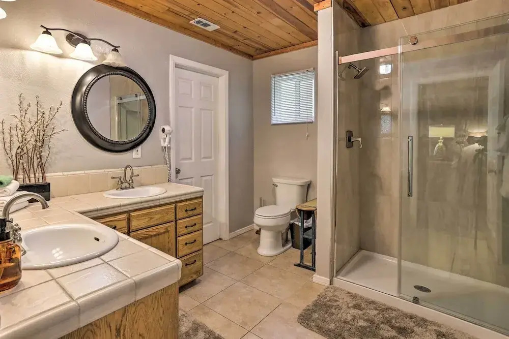 Remodeled Crestline Retreat: Walk to Lake Gregory!