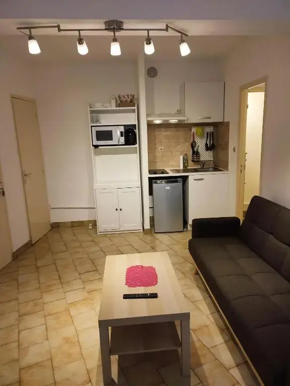 Superbe appartement en plein centre historique d'Agde. Proche de tous les commerces et les restaurants (casino à 30 secondes), à 3 minutes de l'arrêt de bus et à 10 minutes de la gare d'Agde. Cuisine entièrement équipée.